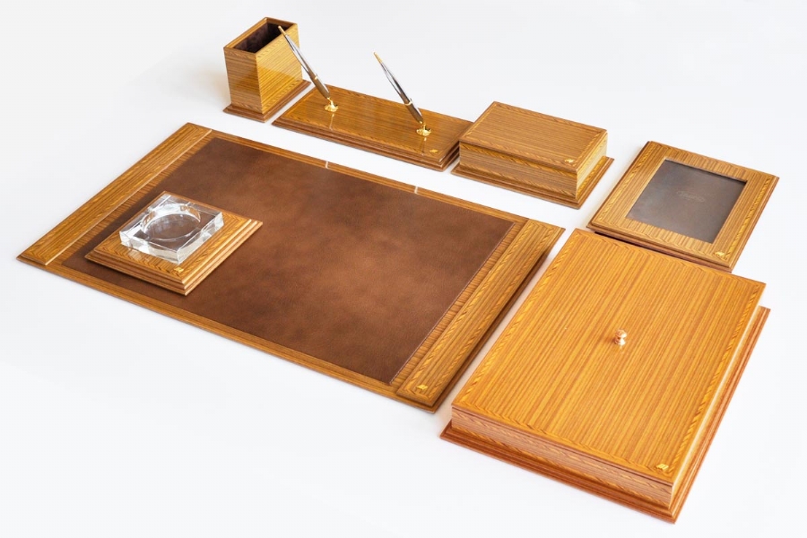 LOUIS VUITTON Taiga Leather 6 Piece Desk Set Acajou 77000
